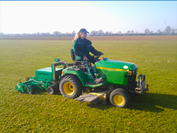 Großflächen vertikutieren
